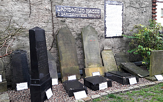 Żydowskie płyty nagrobne wróciły po latach na barczewski cmentarz